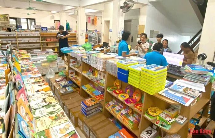 Công ty cổ phần Sách và Thiết bị trường học Cao Bằng bổ sung lượng sách để đáp ứng và phân phối sách theo nhu cầu.