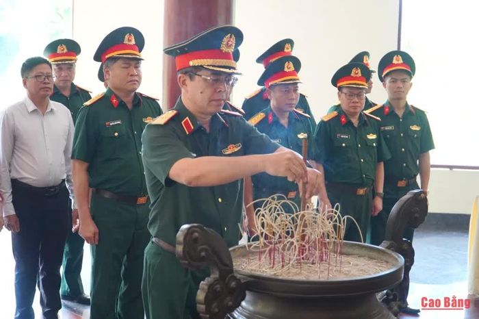 Thiếu tướng Trần Hậu Hùng, Ủy viên Ban Thường vụ Đảng ủy Tổng cục 2, Phó Chính ủy Tổng cục 2 dâng hương tưởng niệm Đại tướng Võ Nguyên Giáp.