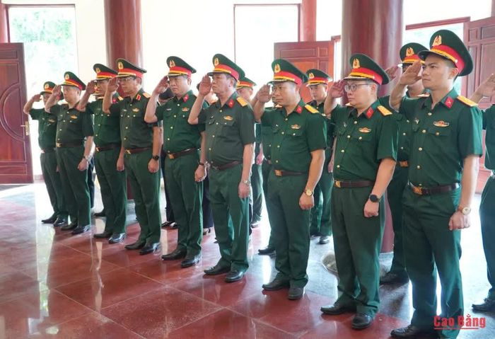 Đoàn công tác tưởng niệm Đại tướng Võ Nguyên Giáp và 34 chiến sĩ Đội Việt Nam Tuyên truyền Giải phóng quân.