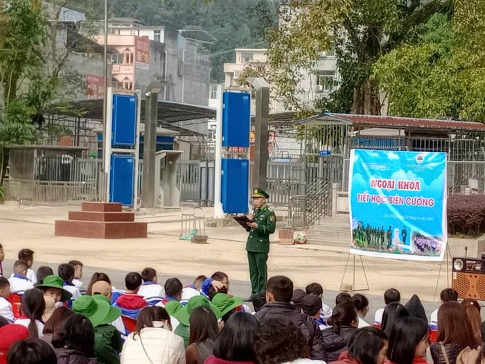 Học sinh tham gia tiết học biên cương, tìm hiểu về 3 văn kiện pháp lý biên giới.