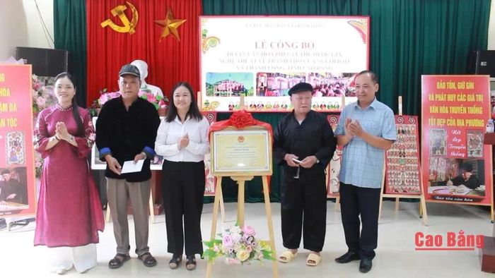 Thừa ủy quyền của Bộ Văn hóa, Thể thao và Du lịch, lãnh đạo Sở Văn hóa, Thể thao và Du lịch trao Bằng chứng nhận cho chính quyền địa phương và đại diện cộng đồng người Dao xã Thanh Long.