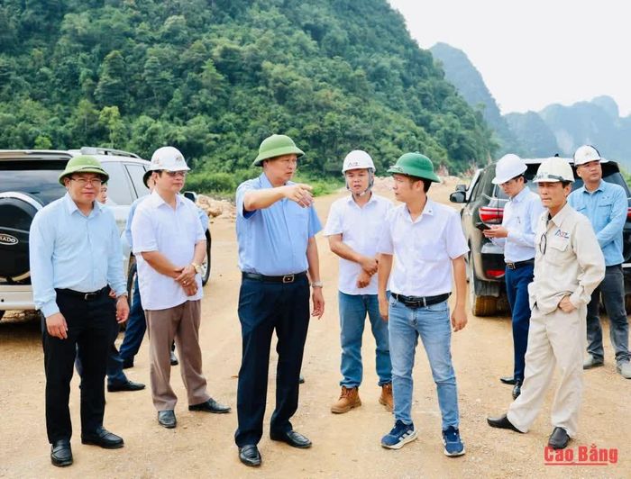 Phó Chủ tịch UBND tỉnh Hoàng Văn Thạch kiểm tra tiến độ thi công nút giao IC06 Km93+350 địa phận xã Quảng Uyên.