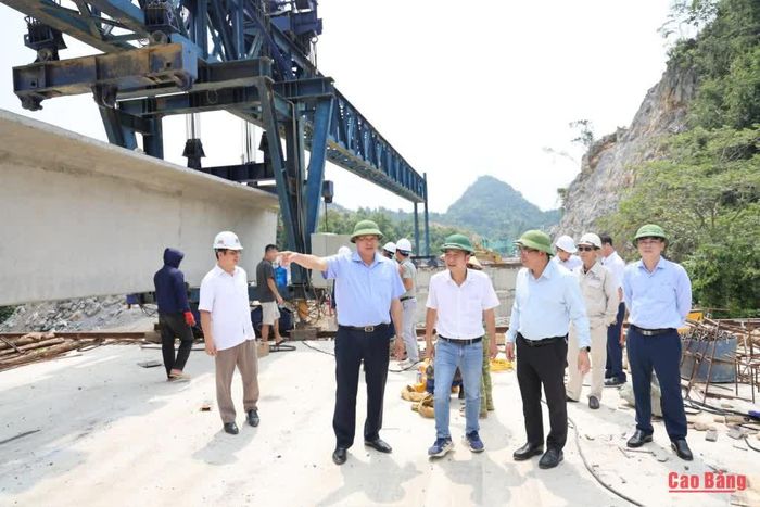Phó Chủ tịch UBND tỉnh Hoàng Văn Thạch kiểm tra tiến độ thi công tại Km62 thuộc địa phận xã Đông Khê.