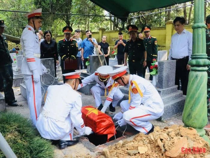 Các đại biểu thực hiện nghi thức an táng liệt sĩ Nguyễn Văn Tuấn tại Nghĩa trang Liệt sĩ Đông Khê, xã Đông Khê.