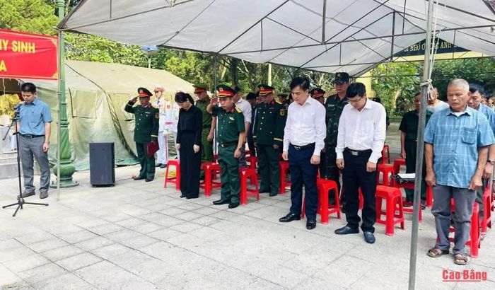 Các đại biểu dành phút mặc niệm tưởng nhớ, tri ân liệt sĩ Nguyễn Văn Tuấn.