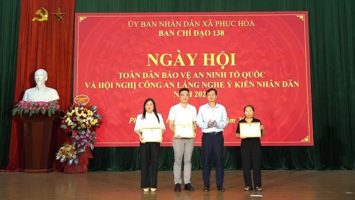 Bí thư Đảng ủy xã Phục Hòa Nông Minh Thắng trao giấy khen cho các tập thể có thành tích xuất sắc trong phong trào "Toàn dân bảo vệ an ninh Tổ quốc" năm 2026.