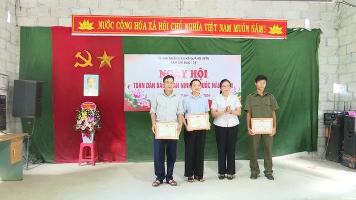 Lãnh đạo UBND xã Quảng Uyên tặng giấy khen tập thể, cá nhân có thành tích xuất sắc trong thực hiện phong trào "Toàn dân bảo vệ an ninh Tổ quốc".