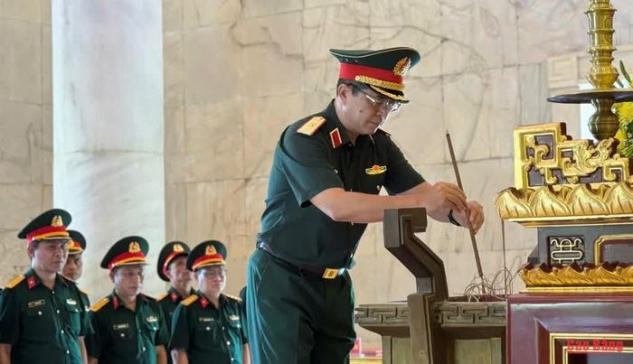 Thiếu tướng Trần Hậu Hùng, Ủy viên Ban Thường vụ Đảng ủy Tổng cục 2, Phó Chính ủy Tổng cục 2 dâng hương tại Đền thờ Chủ tịch Hồ Chí Minh, Khu di tích Quốc gia đặc biệt Pác Bó.