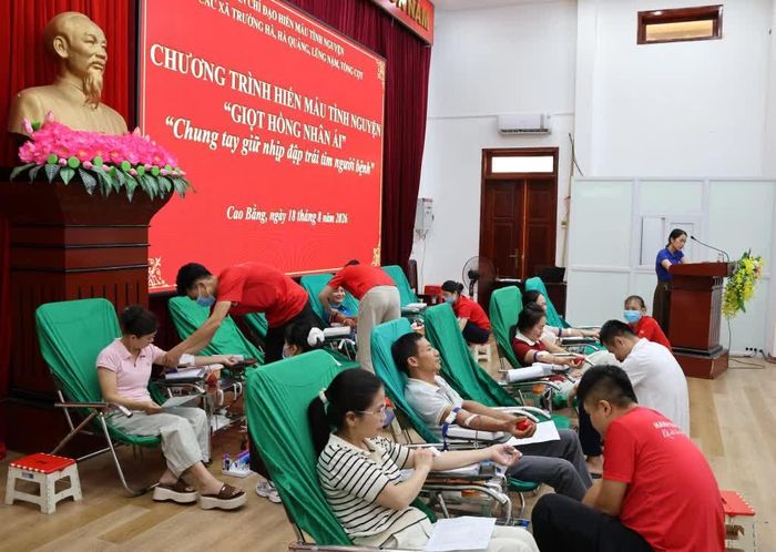 Cán bộ, công chức, viên chức, người lao động tham gia hiến máu tình nguyện tại chương trình.