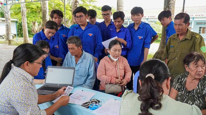 Lực lượng “Mùa hè xanh công nghệ” tại Xã Nguyễn Phích tích cực hỗ trợ người dân tiếp cận chuyển đổi số.