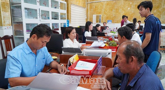 Công chức Trung tâm Phục vụ hành chính công xã Vĩnh Phước nêu cao tinh thần phục vụ người dân. 