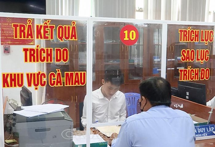 Cán bộ, chuyên viên ngành Nông nghiệp và Môi trường thu thập và xác thực thông tin từ người dân làm dữ liệu cập nhật lên hệ thống điện tử.