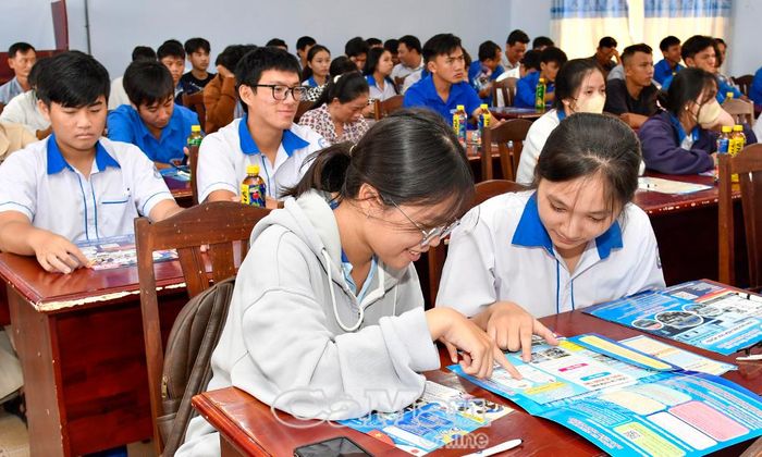 Người lao động, học sinh Xã Hồng Dân tìm hiểu thông tin tuyển dụng lao động trong và ngoài nước tại phiên giao dịch việc làm.