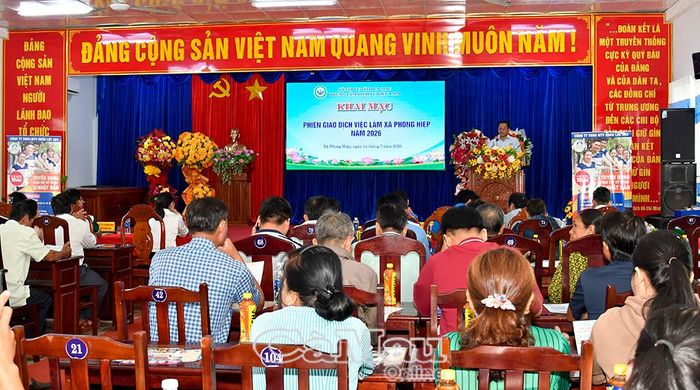 Toàn cảnh lễ khai mạc Phiên giao dịch việc làm xã Phong Hiệp năm 2026, thu hút sự tham gia đông đảo của người dân và các đơn vị tuyển dụng.
