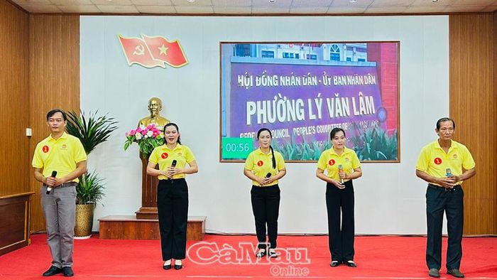  Đội thi Phường Lý Văn Lâm thể hiện phần thi “Lời chào nông dân”.