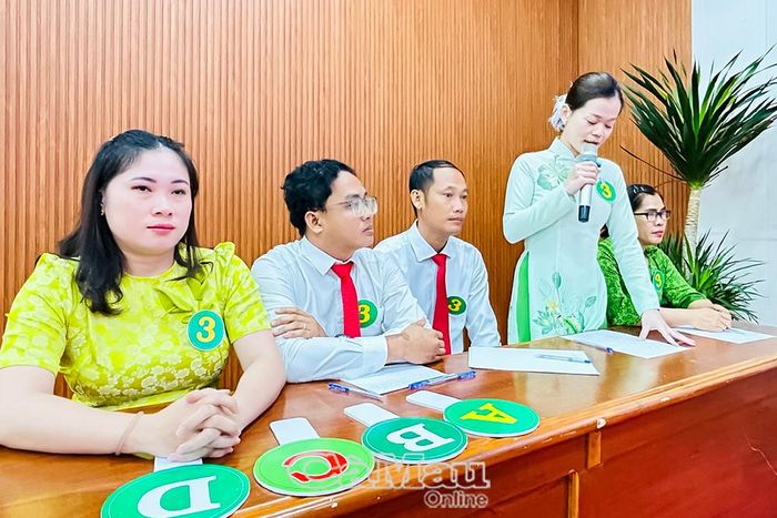 Đội thi xã Khánh Bình thể hiện phần thi “Tình huống nông dân”.