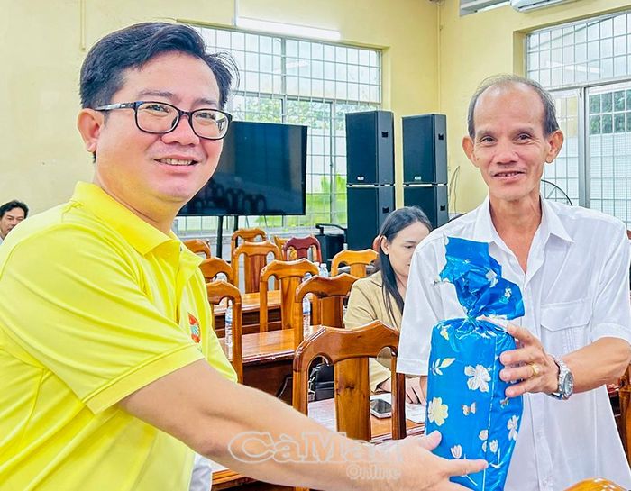 Giao lưu, tặng quà cho khán giả có câu trả lời đúng.