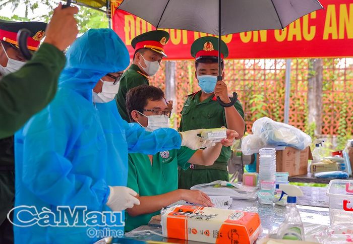 Những mẫu sinh phẩm hài cốt liệt sĩ được tổ y tế cẩn trọng thu thập.