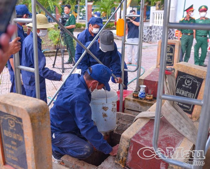 Tổ khai quật nỗ lực khắc phục khó khăn để hoàn thành nhiệm vụ.
