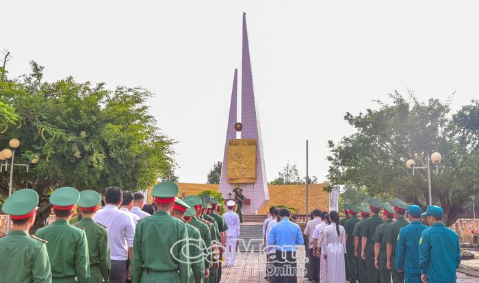 Ban Chỉ đạo 515 tỉnh và các đại biểu dâng hoa, dâng hương trước Đài tưởng niệm tại Nghĩa trang Liệt sĩ U Minh (Xã Nguyễn Phích).