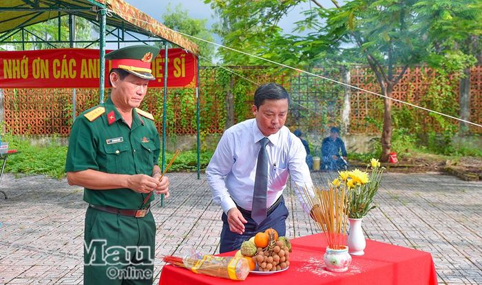 Đại tá Lê Quang Luật, Phó Chính uỷ Bộ Chỉ huy Quân sự tỉnh Cà Mau và đồng chí Đoàn Việt Khoa, Bí thư Đảng uỷ xã Nguyễn Phích, thắp hương trước khi thực hiện công tác khai quật các phần mộ liệt sĩ.