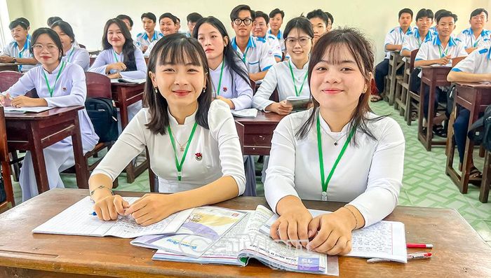  Chính sách miễn phí SGK sẽ mở rộng áp dụng cho cấp THCS từ năm học 2027-2028 và cấp THPT từ năm học 2028-2029. (Ảnh minh hoạ: CHÍ LINH)
