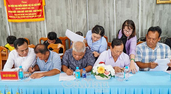 Cán bộ Ban Tuyên giáo Tỉnh uỷ Cà Mau và Ban Xây dựng Đảng xã Đất Mũi hướng dẫn người dân ghi phiếu điều tra.