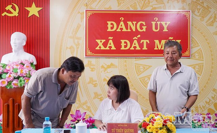Đồng chí Từ Thuý Quỳnh trực tiếp trao đổi, tìm hiểu thêm ý kiến của người dân về các nội dung điều tra dư luận xã hội.
