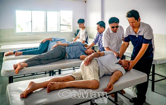 Các học viên được tập huấn kỹ năng xoa bóp bấm huyệt, chăm sóc sức khoẻ.