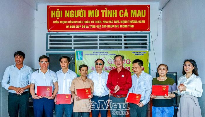 Ban tổ chức trao chứng chỉ hoàn thành khoá tập huấn cho 15 học viên.