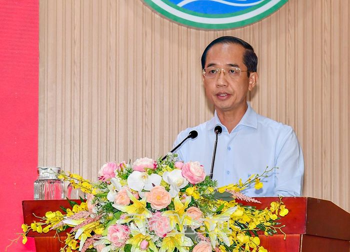 Đồng chí Hồ Thanh Thuỷ, Phó Bí thư Tỉnh uỷ, Chủ tịch Uỷ ban MTTQ Việt Nam tỉnh Cà Mau, thông qua dự thảo Nghị quyết Hội nghị Ban Chấp hành Đảng bộ tỉnh lần thứ 11.