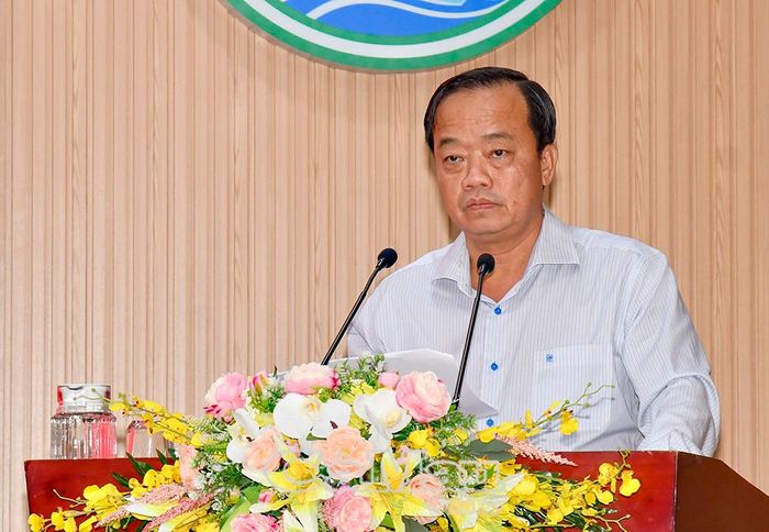 Phó Bí thư Thường trực Tỉnh uỷ Huỳnh Quốc Việt thông qua chương trình hội nghị.