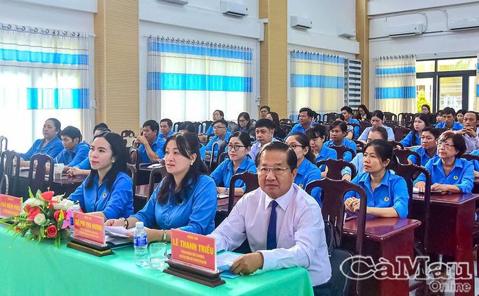 Các đồng chí lãnh đạo Tổng Liên đoàn Lao động Việt Nam, tỉnh và các cán bộ cơ sở tham dự khai giảng lớp bồi dưỡng nghiệp vụ công tác công đoàn năm 2026.