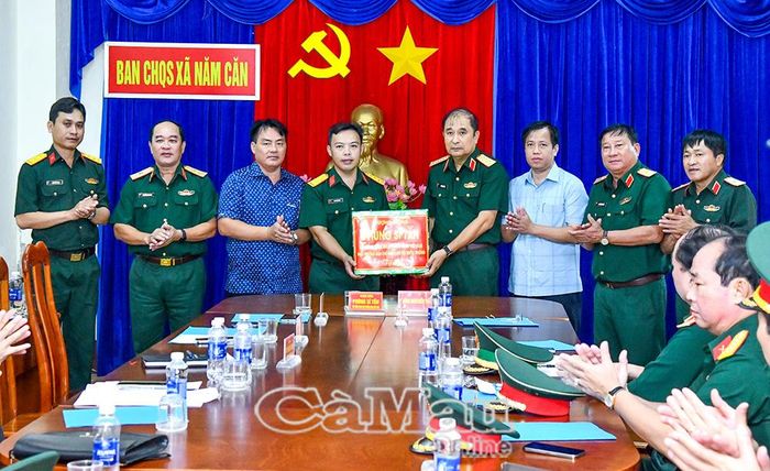 Thượng tướng Phùng Sĩ Tấn tặng quà động viên cán bộ, chiến sĩ Ban CHQS xã Năm Căn.