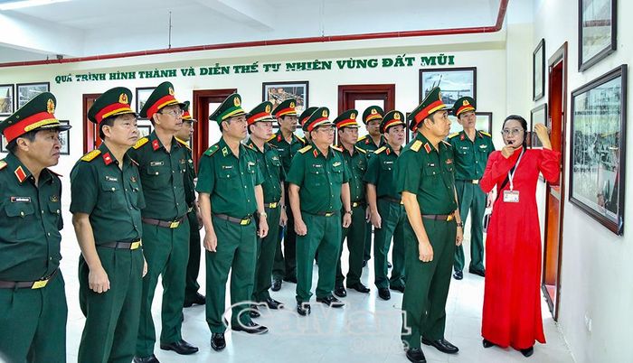 Đoàn công tác tham quan Nhà truyền thống.