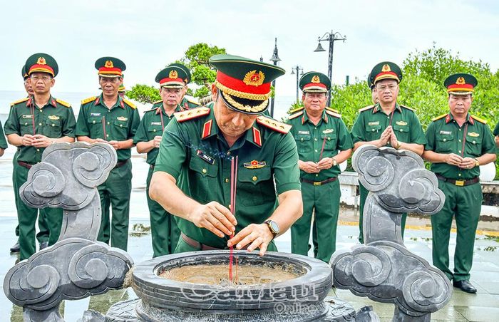 Thượng tướng Phùng Sĩ Tấn dâng hương tại Đền thờ Quốc Tổ Lạc Long Quân.