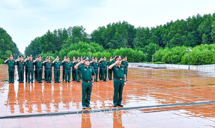 Thượng tướng Phùng Sĩ Tấn cùng đoàn công tác thực hiện nghi thức chào cờ tại Cột cờ Hà Nội tại Mũi Cà Mau.