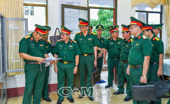 Thượng tướng Phùng Sĩ Tấn kiểm tra hệ thống văn kiện của Ban CHQS xã Năm Căn.