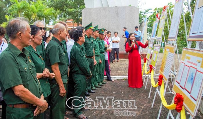 Đại biểu tham quan trưng bày những hình ảnh, tư liệu về quần đảo Hoàng Sa, Trường Sa của Việt Nam.