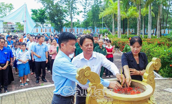 Đại biểu và đoàn viên, hội viên, học sinh dâng hương tại Khu Di tích quốc gia đặc biệt Bến Vàm Lũng - Đường Hồ Chí Minh trên biển.