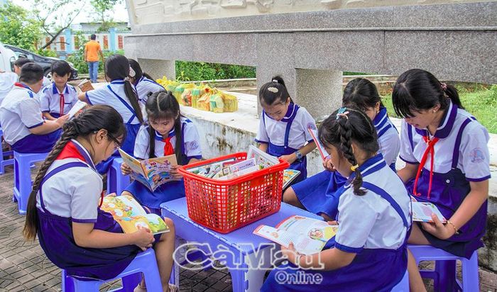 Hoạt động thư viện lưu động do Thư việc tỉnh tổ chức thu hút nhiều em học sinh tham gia đọc sách.
