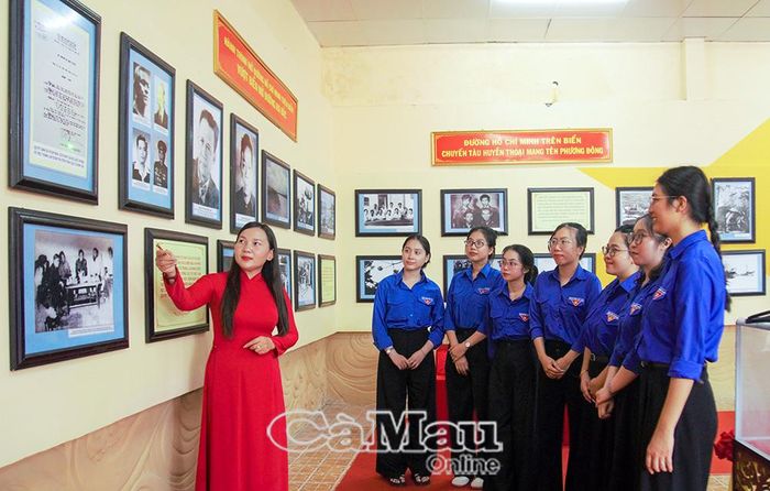 Hội viên Hội Cựu chiến binh và đoàn viên Xã Phan Ngọc Hiển tìm hiểu những hình ảnh, tư liệu về Khu di tích Quốc gia đặc biệt Bến Vàm Lũng - Đường Hồ Chí Minh trên biển.