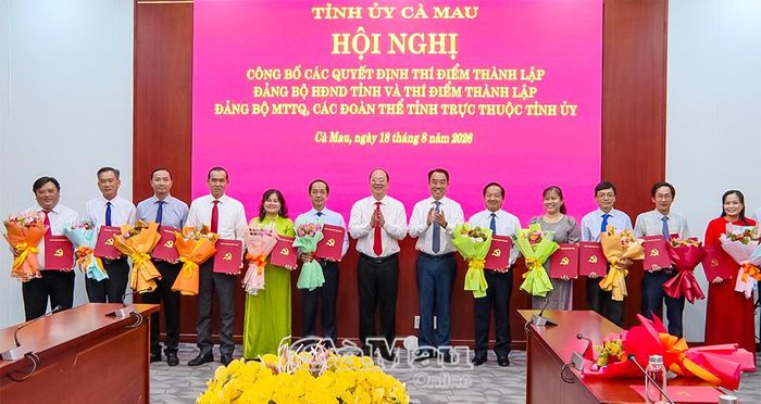 Bí thư Tỉnh uỷ Nguyễn Hồ Hải và Phó Bí thư Tỉnh uỷ, Chủ tịch UBND tỉnh Lữ Quang Ngời trao quyết định và tặng hoa các đồng chí được chỉ định tham gia Ban Chấp hành, Ban Thường vụ, giữ chức Bí thư, Phó Bí thư Đảng uỷ MTTQ, các đoàn thể tỉnh.