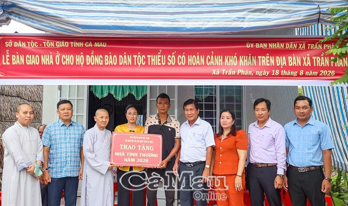 Đại diện các đơn vị, địa phương trao bảng bàn giao nhà cho gia đình anh Danh Minh Luận (ấp Tân Hoà, Xã Trần Phán).