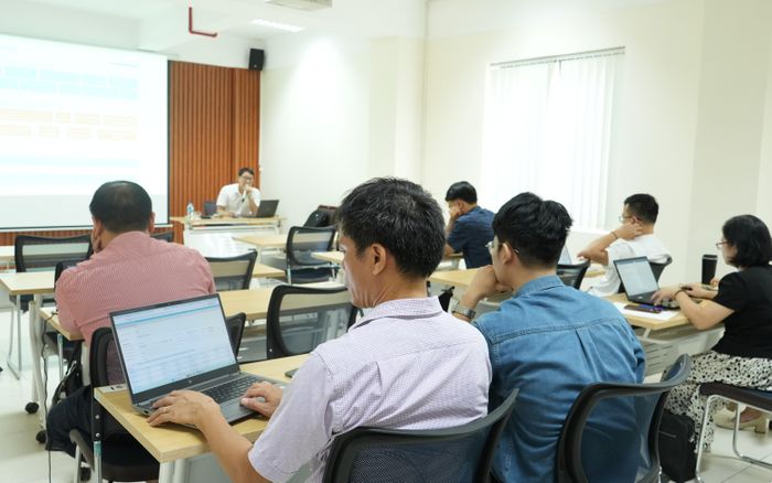 Lớp hướng dẫn sử dụng cơ sở dữ liệu báo cáo tài chính, báo cáo quyết toán và dự toán kinh phí của đơn vị được kiểm toán được tổ chức theo hình thức trực tiếp kết hợp trực tuyến. Ảnh: N.LY