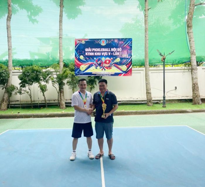Kiểm toán trưởng Nguyễn Đức Sỹ và vận động viên của đơn vị tại Giải Pickleball. Ảnh: Mỹ Giang
