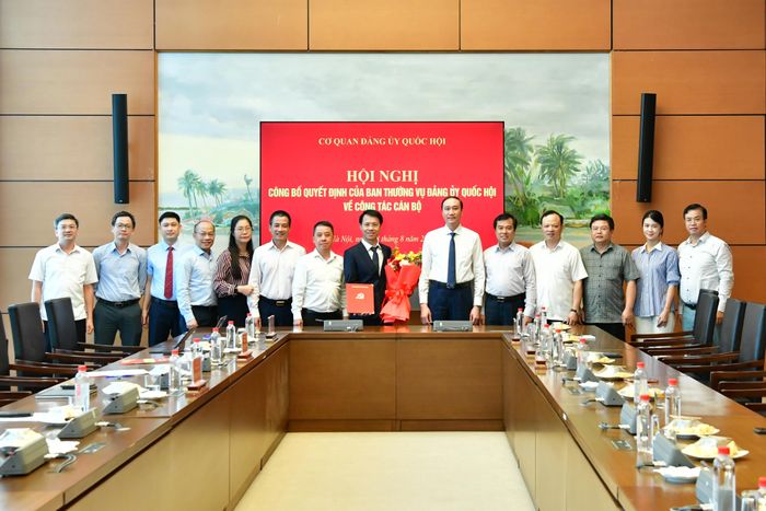 Đại diện lãnh đạo các đơn vị tặng hoa chúc mừng đồng chí Bùi Danh Tuyên. Ảnh: M. Thúy