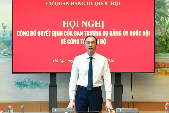 Phó Bí thư chuyên trách Đảng ủy Quốc hội Phùng Khánh Tài phát biểu giao nhiệm vụ cho tân Trưởng Ban Tổ chức Đảng ủy Quốc hội. Ảnh: M. Thúy