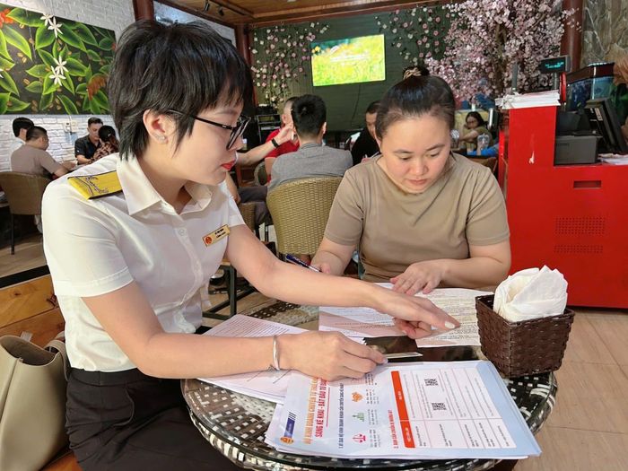 Công chức Thuế tỉnh Điện Biên hỗ trợ hộ kinh doanh kê khai, nộp thuế. Ảnh: Thuế tỉnh Điện Biên