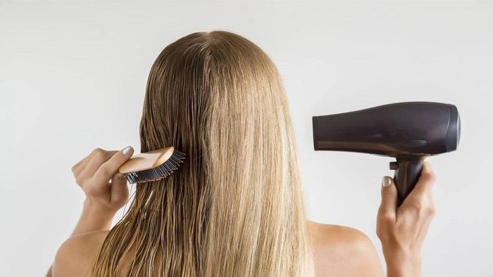 Khi sấy tóc bạn nên hạn chế sấy ở mức nhiệt quá nóng vì điều này khiến tóc dễ khô xơ. Ảnh minh họa ↵
